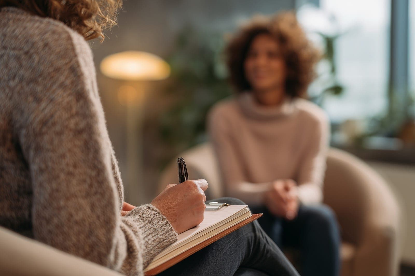 Psychiatra czy psychoterapeuta – kiedy leki, a kiedy terapia?