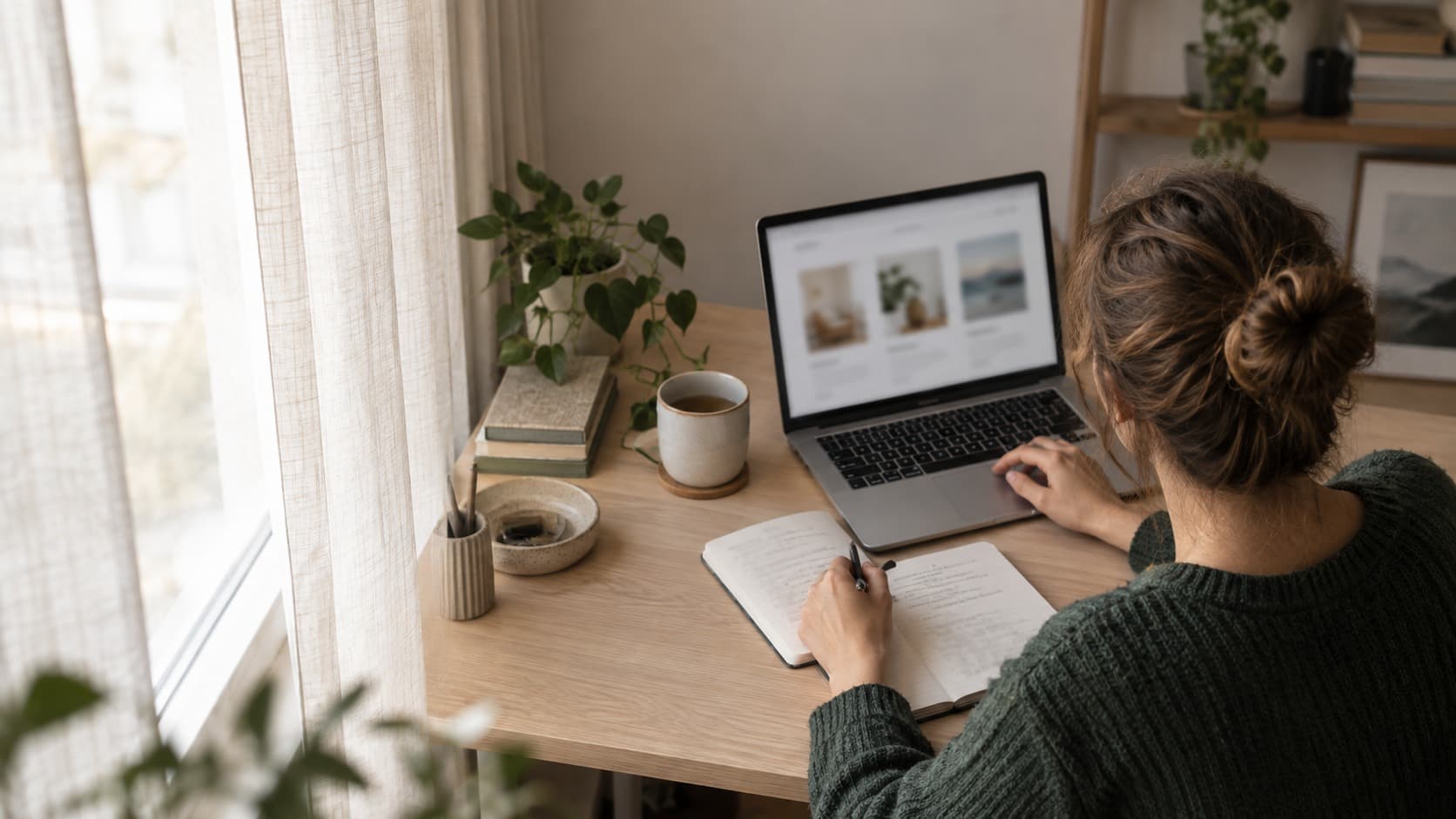 Osoba przy biurku porównuje informacje na laptopie i robi notatki Osoba przy biurku porównuje informacje na laptopie i robi notatki